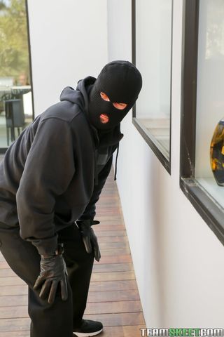 Бандит в черной маске ворвался в дом модели и раком отодрал без презерватива на красном диване