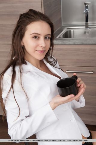 Худышка на кухне по просьбе супруга трет пальчиками острые соски и розовый клиторок